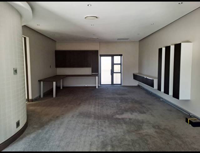 169M² OFFICE FOR SALE IN LOMBARDY ESTATE
